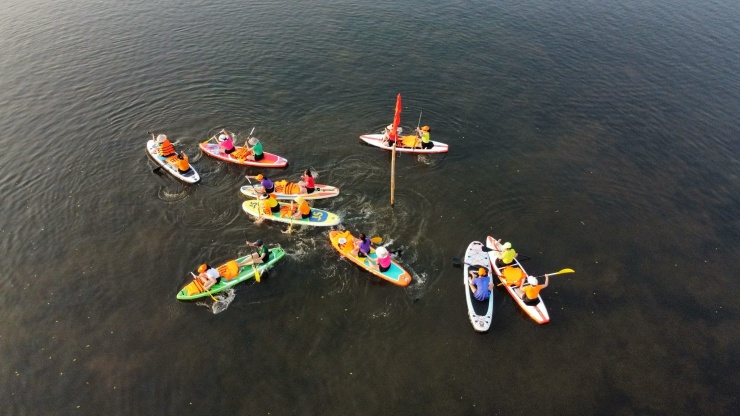 Đến Huế tham quan đền đài, lăng tẩm cổ kính cùng khoảng thời gian hòa mình vào vẻ đẹp phá Tam Giang đã trở thành kỷ niệm đáng nhớ của nhiều du khách. Mang đến cho du khách những cảm xúc và trải nghiệm độc đáo khi du lịch Huế, phá Tam Giang trở thành điểm đến thú vị trên hành trình khám phá Cố đô.