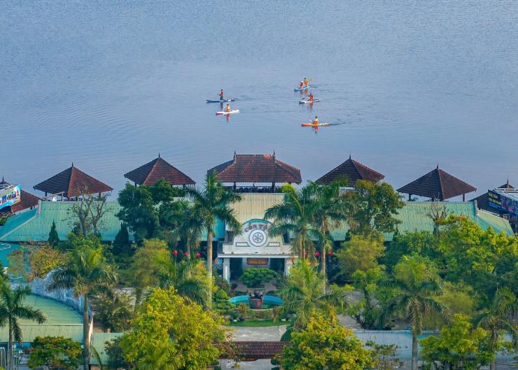 Sau khi có khoảng thời gian bên sóng nước Tam Giang, nhiều người đã ghé vào nhà hàng Cồn Tộc để được thưởng thức những món thủy sản tươi ngon, nhất là bánh khoái cá kình. Ở đây, mọi người còn được check-in với những tiểu cảnh độc đáo, lên hình xinh lung linh. Ảnh: Taki Media.