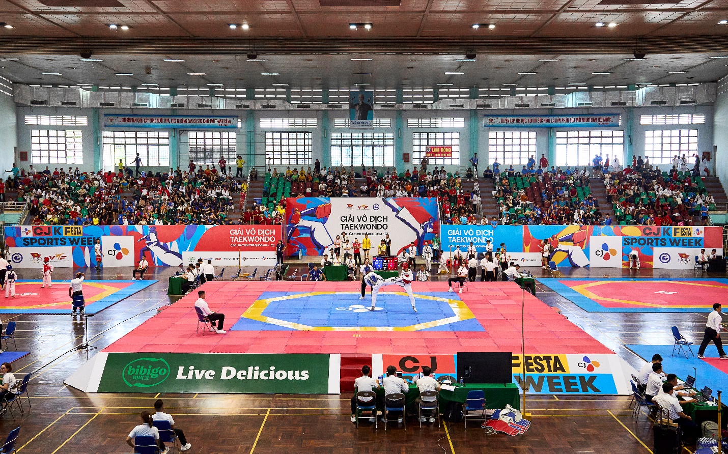 Các trận tranh tài đang được sự cổ vũ nhiệt tình của các khán giả trẻ