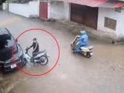 Xe máy - Xe đạp - Clip: Vào cua cực gắt, cô gái phi xe máy đâm dính chặt vào ô tô