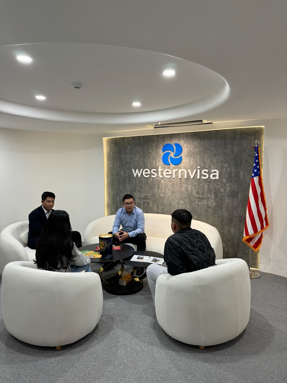 Đội ngũ chuyên gia đầy kinh nghiệm của Westernvisa đang tư vấn khách hàng