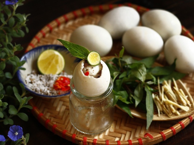 Vì sao ăn trứng vịt lộn kèm rau răm?