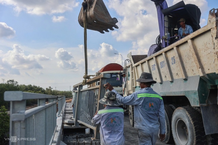 Trong khi đó một số khu vực thiết kế cống trên tuyến cũng được công nhân lắp đặt hàng rào bảo vệ. "Do mấy nay trời mưa nhiều nên công nhân tranh thủ lúc nắng ra công trình hoàn tất các gói thầu theo đúng kế hoạch", anh Nam, một công nhân nói.