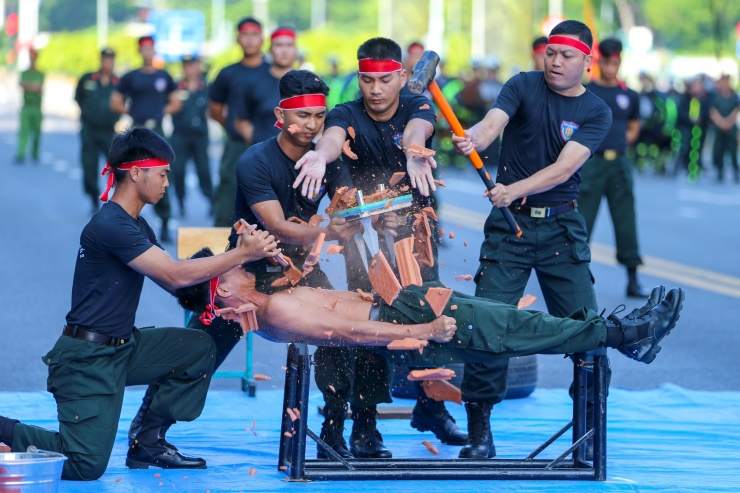 Tr&#432;&#7899;c &#273;&oacute; l&agrave; ph&#7847;n tr&igrave;nh di&#7877;n v&otilde; thu&#7853;t, kh&iacute; c&ocirc;ng, n&#7857;m tr&ecirc;n dao c&#7911;a c&#7843;nh s&aacute;t &#273;&#7863;c nhi&#7879;m.
