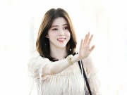 Thời trang - Han So Hee biến sân bay thành sàn catwalk