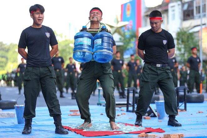 H&igrave;nh &#7843;nh c&#7843;nh s&aacute;t &#273;&#7863;c nhi&#7879;m tham gia c&aacute;c ph&#7847;n bi&#7875;u di&#7877;n v&otilde; thu&#7853;t, kh&iacute; c&ocirc;ng, c&ocirc;ng ph&aacute; g&acirc;y &#7845;n t&#432;&#7907;ng m&#7841;nh v&#7899;i kh&aacute;n gi&#7843; c&oacute; m&#7863;t tr&ecirc;n &#273;&#432;&#7901;ng L&ecirc; L&#7907;i.