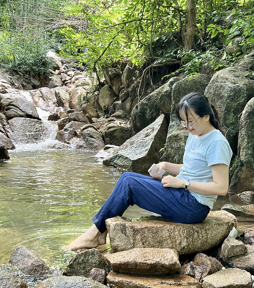 Du khách thích thú với làn nước mát trong tại suối Ô Đá. Suối Ô Đá là 1 trong 6 con suối ở vùng Bảy Núi được nhiều du khách tìm đến trải nghiệm