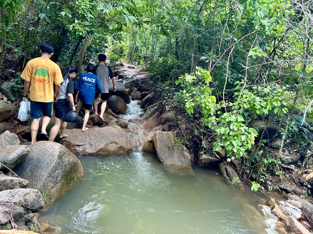 Không chỉ là nơi lý tưởng để thư giãn và hòa mình vào thiên nhiên, suối Ô Đá còn là một điểm đến lý tưởng cho những ai yêu thích khám phá và trải nghiệm