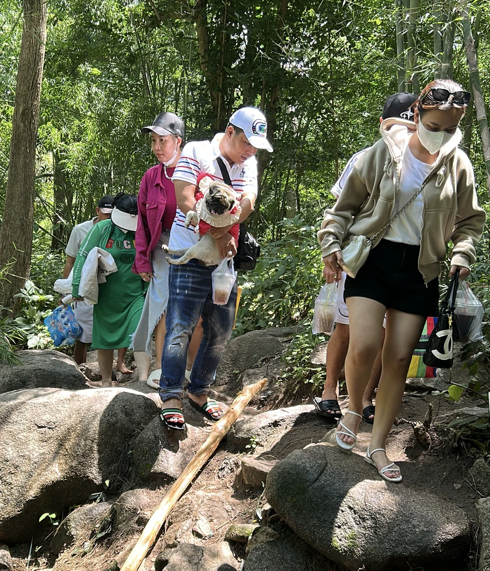 Gần đây, suối Ô Đá đã trở thành một điểm đến thu hút đông đảo du khách đến vui chơi, tận hưởng không gian trong lành và vẻ đẹp hùng vĩ của thiên nhiên.