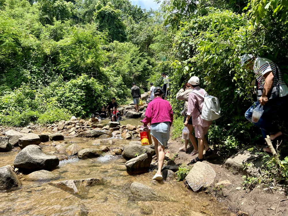 Dù đã 12 giờ trưa nhưng du khách vẫn nối chân nhau đến suối Ô Đá. Không chỉ người dân khu vực miền Tây mà suối Ô Đá còn thu hút nhiều khách phương xa từ TP.HCM, Đồng Nai...