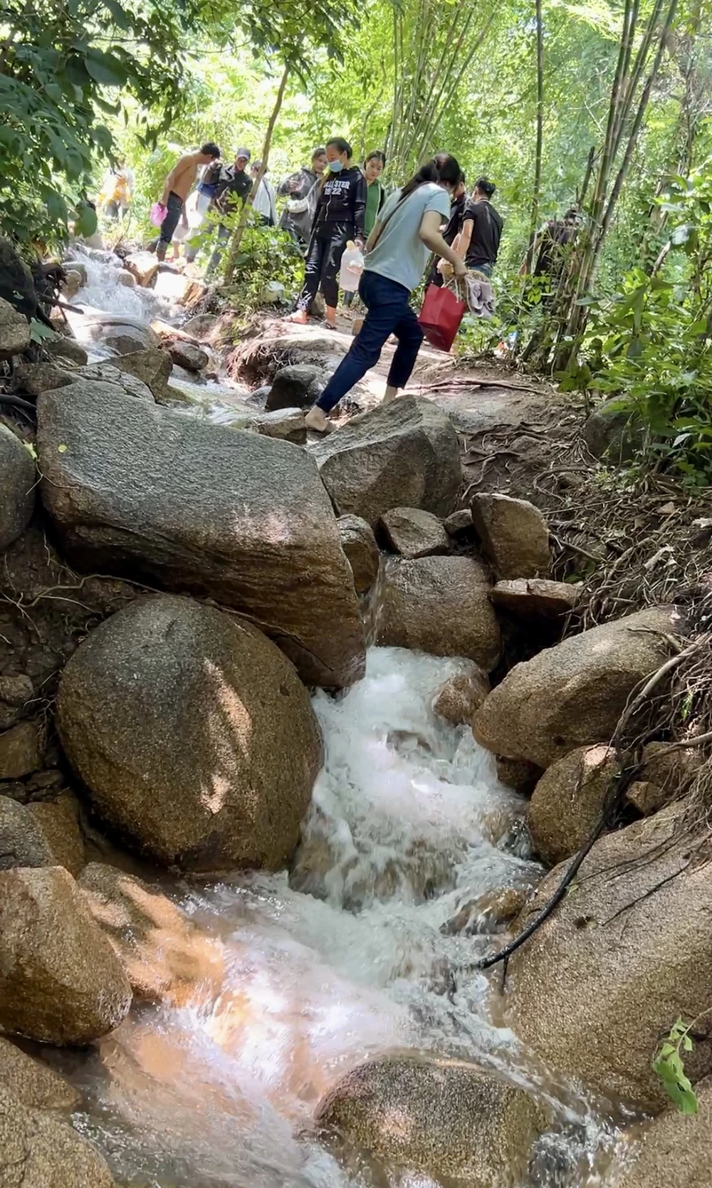 Suối Ô Đá không chỉ là địa điểm du lịch mà còn là nguồn nước sinh hoạt, tưới tiêu của bà con khu vực chân núi trong những tháng mùa mưa