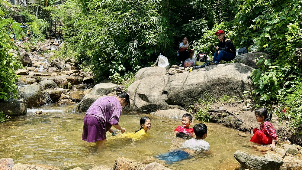 Dòng suối trở thành điểm thư giãn cuối tuần của các gia đình sau một tuần làm việc mệt mỏi.