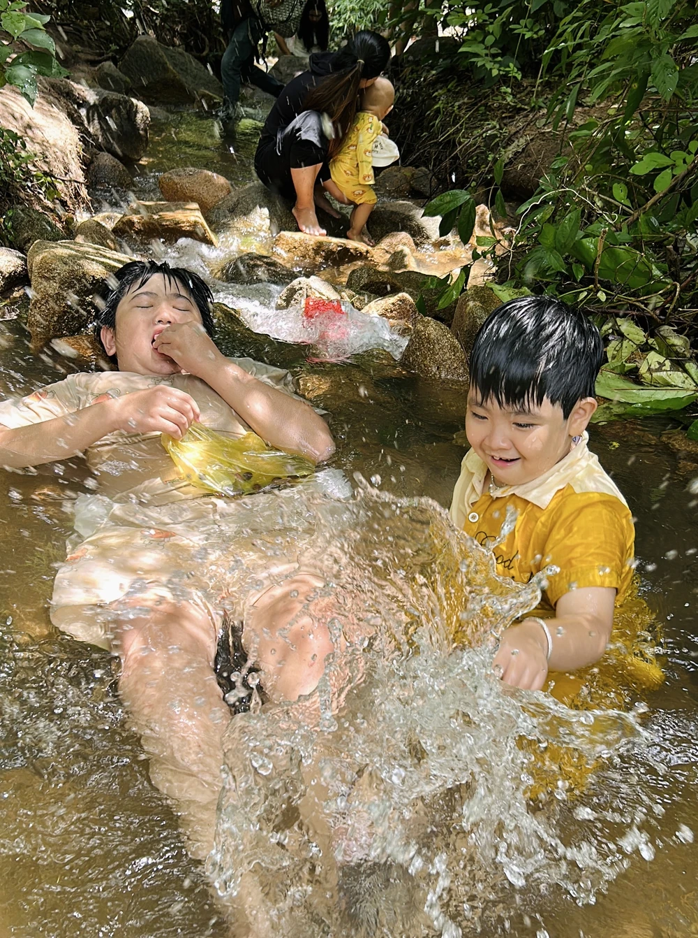 Trẻ em thích thú nô đùa trong làn nước mát