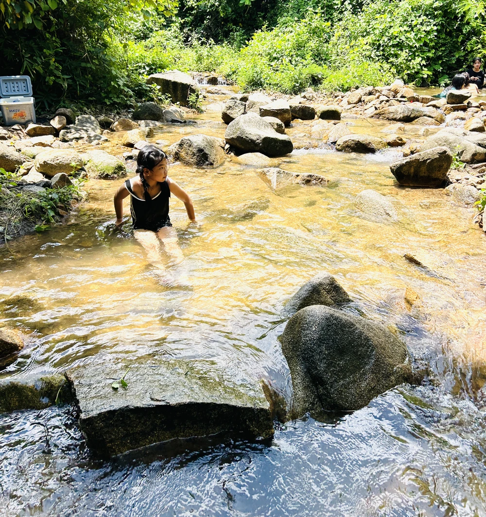 Không chảy mạnh như những dòng suối khác ở An Giang, suối Ô Đá hiền hoà, nấp dưới tán rừng xanh mướt. Tiếng suối róc rách hòa cùng tiếng chim, tiếng cành lá xôn xao mang đến cảm giác yên bình