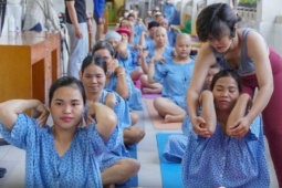 Media - Lớp yoga đặc biệt ở hành lang bệnh viện, không trả phí, chỉ trả nụ cười