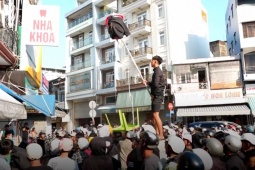 Hàng trăm người chờ giật tiền cúng cô hồn