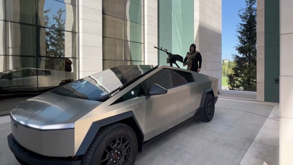 Lãnh đạo Chechnya đứng trên chiếc Tesla Cybertruck. Ảnh: Ramzan Kadyrov/Telegram