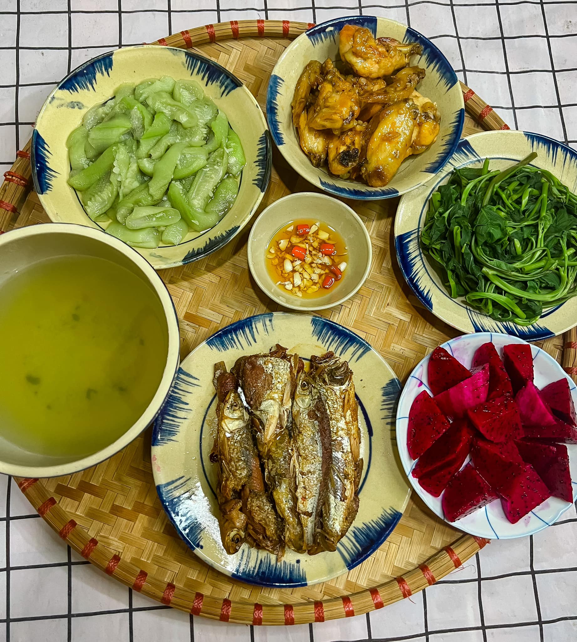 Mướp hương luộc - Rau muống luộc - Cánh gà chiên nước mắm - Cá kho - Thanh long