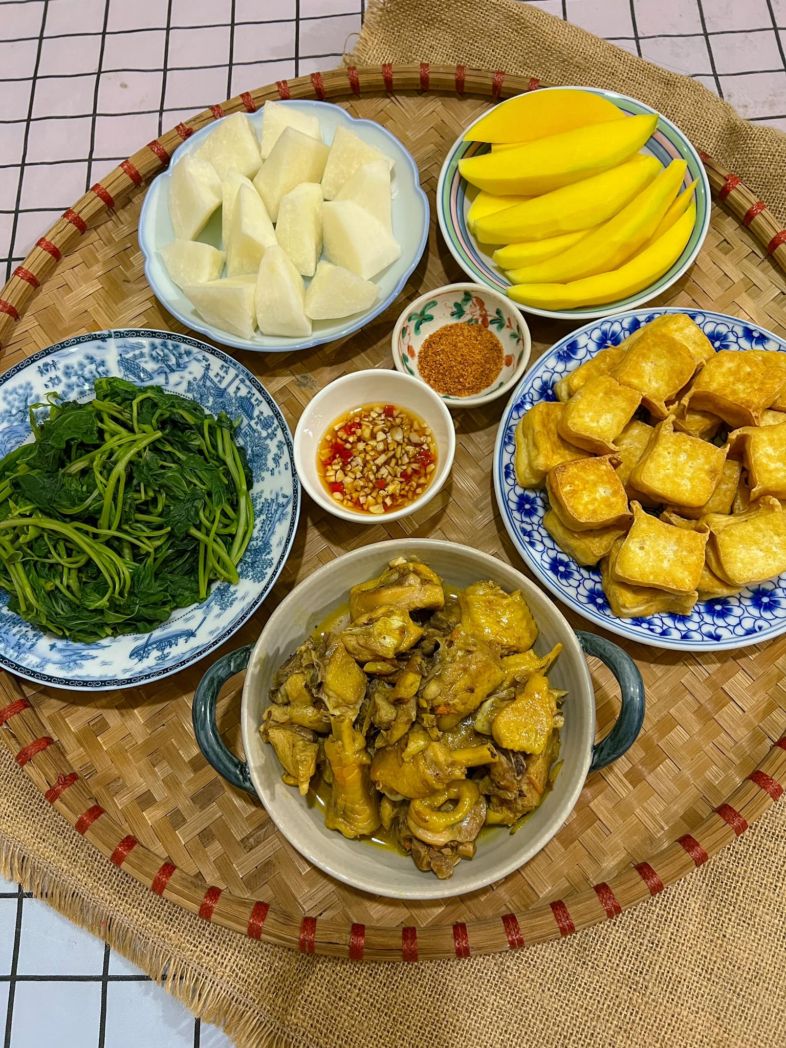 Gà rang gừng - Đậu phụ chiên - Rau lang luộc - Củ đậu, xoài thái