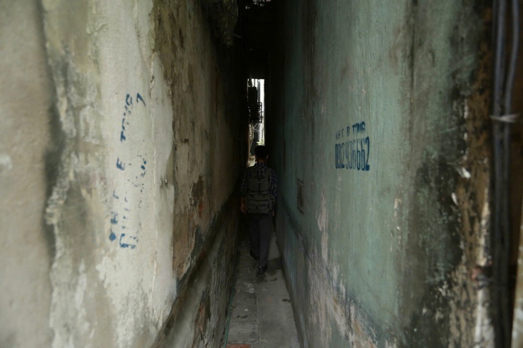 Các con ngõ ở đây nhỏ, sâu và tối như đường hầm.