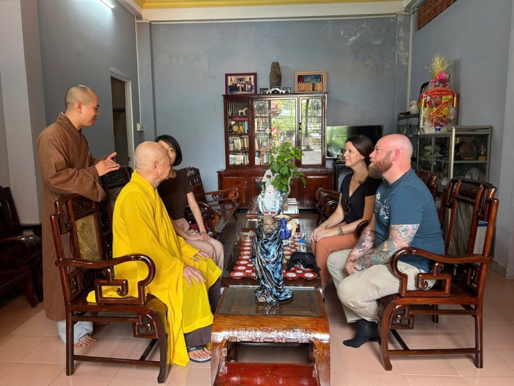 Hoà thượng Thích Minh Hiền - Chứng minh Ban Trị sự Phật giáo Quận 1, Viện chủ Chùa Linh Sơn, Đại đức Thích Bửu Lợi - Trụ trì Chùa Linh Sơn 149 Cô Giang, Phường Cô Giang, Quận 1, TP.HCM (trái) tiếp đại diện đoàn thủy thủ tàu Hải quân Hoàng gia Canada Montréal (HMCS Montréal). Ảnh: DƯƠNG KHANG