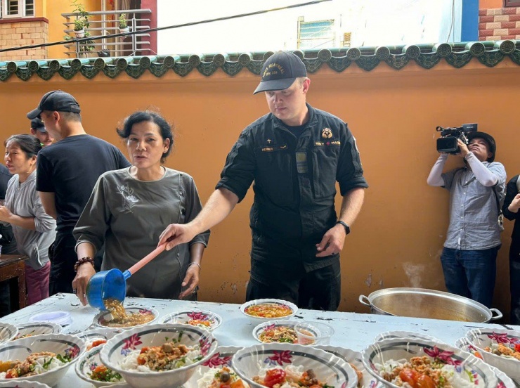 Kế đó, đoàn di chuyển đến Tổ đình Linh Sơn để hỗ trợ nấu bún riêu chay phát cho bà con đến viếng Tổ đình. Ảnh: DƯƠNG KHANG