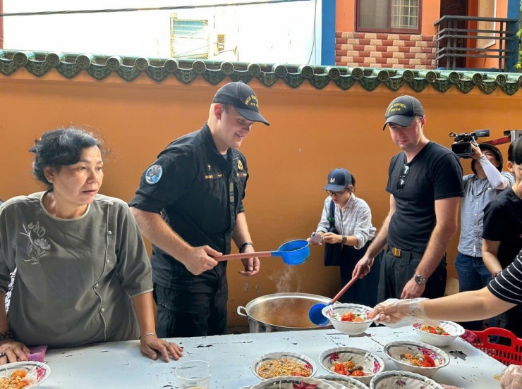 Ảnh-Video: Thủy thủ tàu Hải quân Hoàng gia Canada nấu bún chay ở Tổ đình Linh Sơn, thưởng thức cafe sữa tại chợ Bến Thành - 11