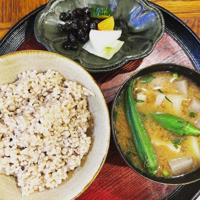 Canh miso là món thường có trong thực đơn của Megumi cũng như của phần đông người dân Nhật Bản, tốt cho tiêu hóa.