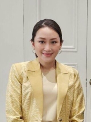 Bà Shinawatra thường xuyên diện đồ của các nhà
mốt nổi tiếng. Ảnh: INSTAGRAM.