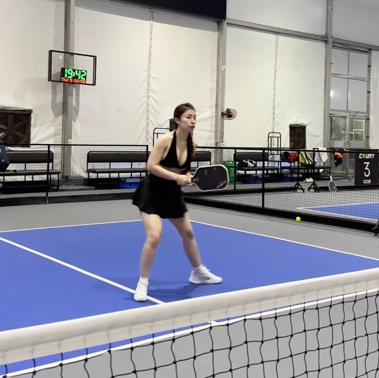 Cô gái bị diện trang phục chơi pickleball tạo tranh luận trên mạng xã hội. Ảnh: @nhp.dung2701.