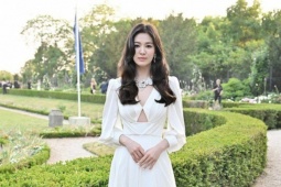 Thời trang - Song Hye Kyo tỏa sáng với đầm đơn sắc