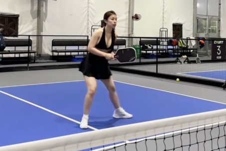 Mặc gì giữa tranh cãi chơi Pickleball chủ yếu khoe thân, làm màu