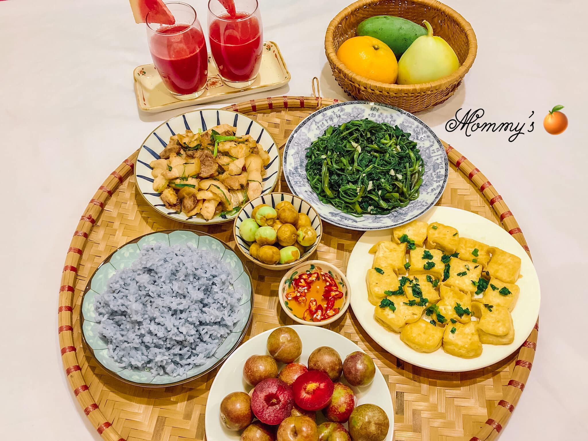 Thịt rang cháy cạnh - Rau muống xào tỏi - Đậu phụ&nbsp;rưới mỡ hành -&nbsp;Cà muối - Mận - Nước ép dưa hấu