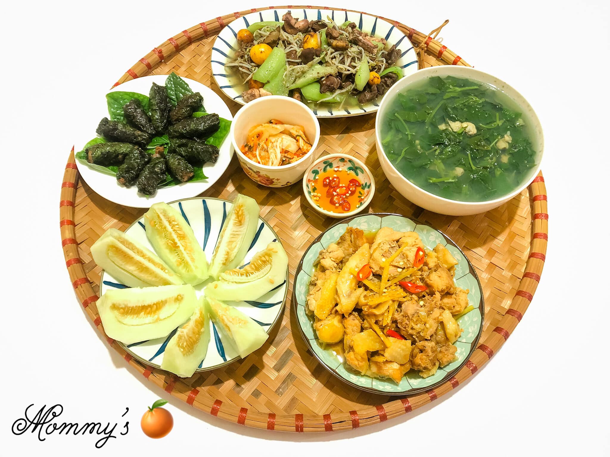 Lòng gà xào mướp, giá đỗ - Canh ngao nấu mồng tơi - Gà rang gừng - Thịt bò quấn lá lốt - Dưa lê