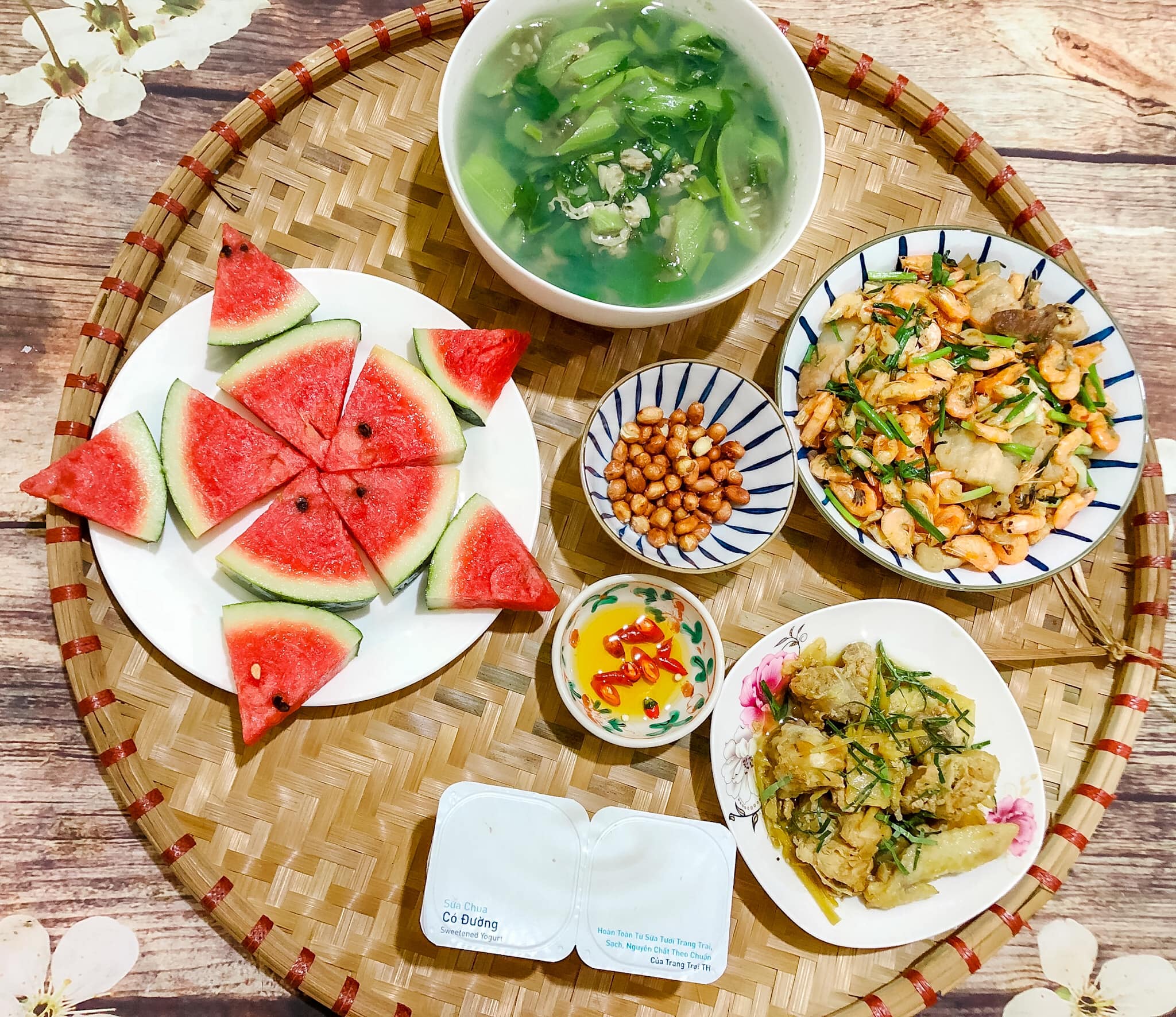 Canh ngao nấu mồng tơi mướp - Tôm rang thịt - Gà rang gừng -&nbsp;Dưa hấu