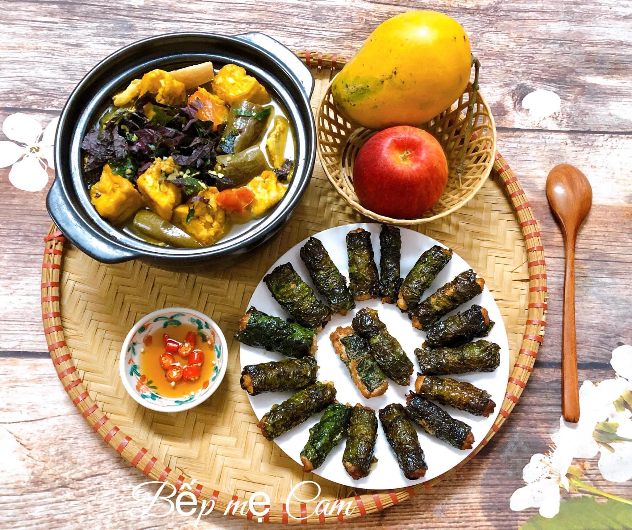 Canh cà bung - Chả lá lốt - Xoài, táo