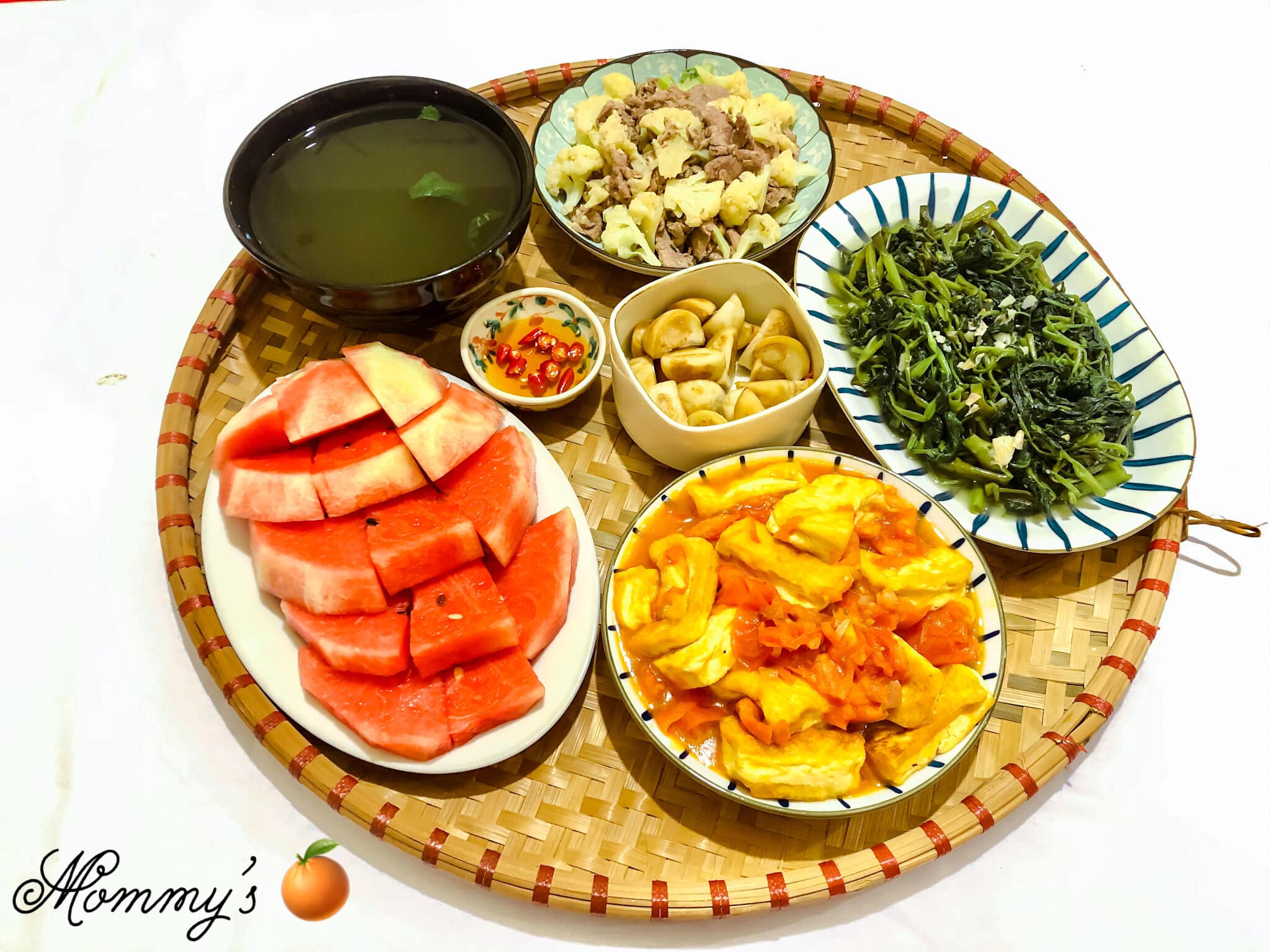 Rau muống xào tỏi - Đậu phụ sốt cà chua - Thịt bò xào súp lơ - Cà muối - Dưa hấu