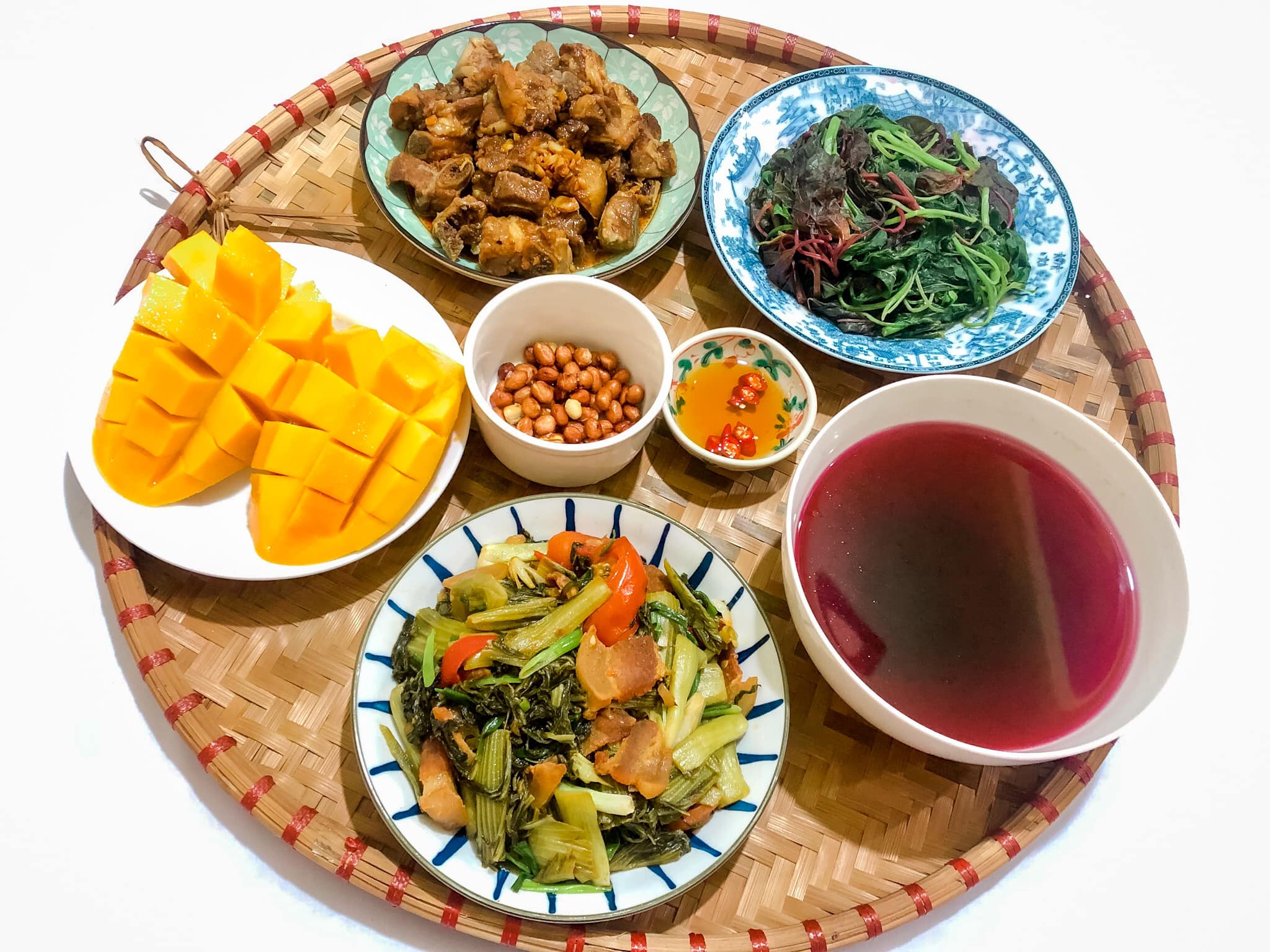 Sườn xào chua ngọt - Tóp mỡ xào dưa chua - Rau dền luộc - Xoài