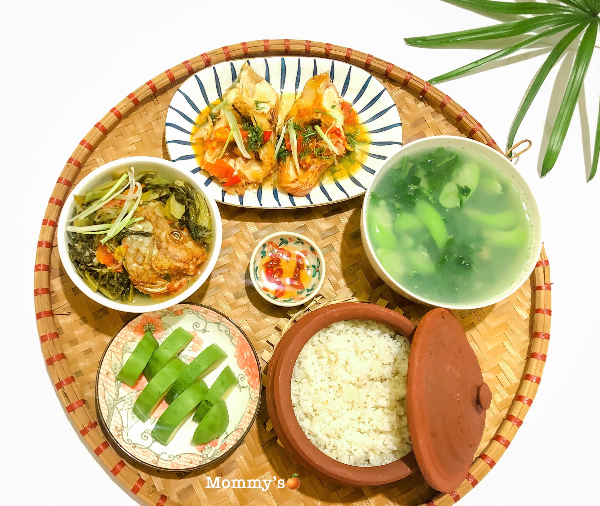 Cá diêu hồng sốt cà chua - Dưa chua nấu đầu cá - Canh ngao mướp, mồng tơi -&nbsp;Bơ