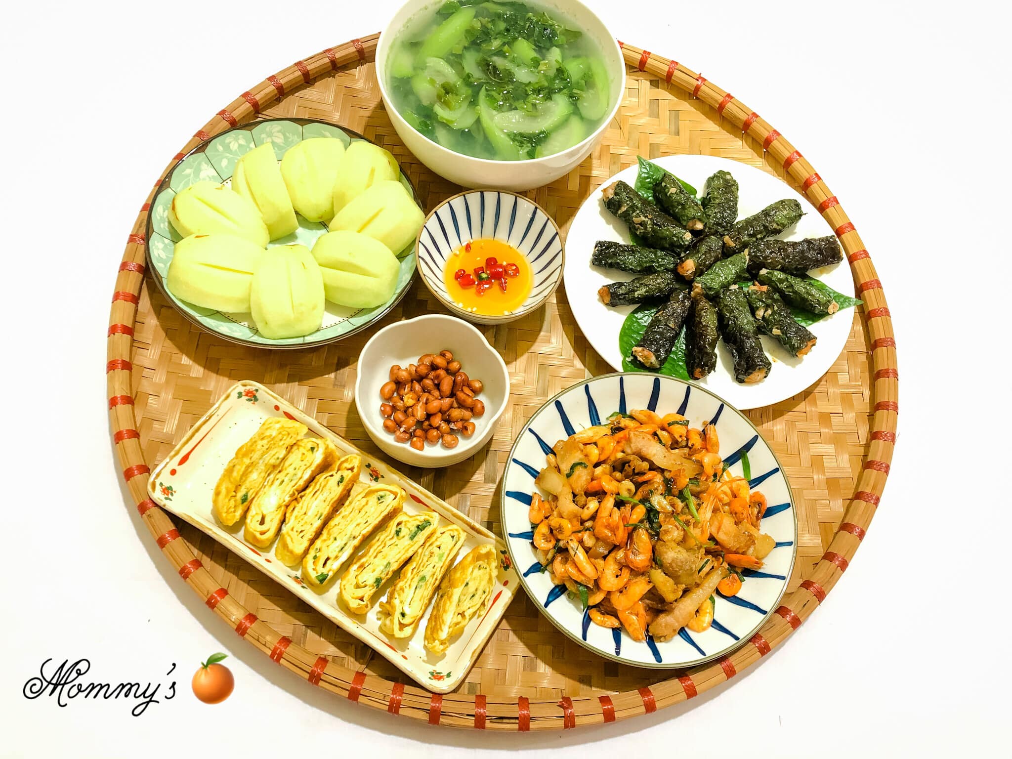 Trứng cuộn - Tép rang thịt - Chả lá lốt - Canh mướp, mồng tơi - Lạc rang muối -&nbsp;Táo