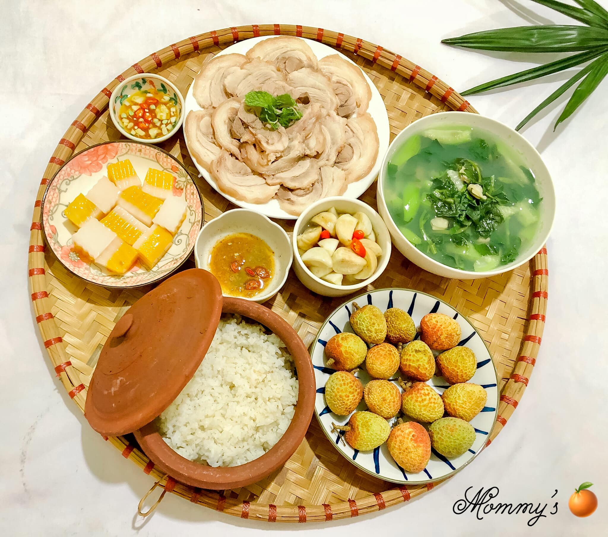 Chân giò cuộn - Cà muối - Canh ngao - Thạch xoài cốt dừa - Vải
