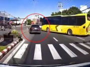 Ô tô - Clip: Tài xế "loi nhoi" vượt xe khách quay đầu và cái kết nhớ đời