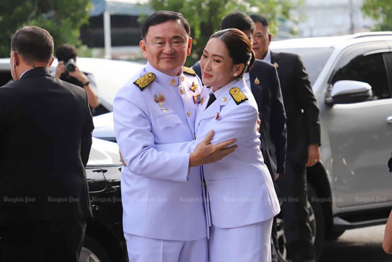 Ông Thaksin ôm con gái Paetongtarn ở trụ sở đảng Pheu Thai, trước lễ phê chuẩn của hoàng gia ngày 18/8/2024. Ảnh: Reuters