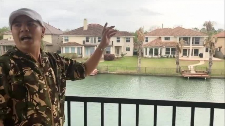 Anh hé lộ cơ ngơi nằm trong khu dân cư biệt lập thuộc thành phố Houston, tiểu bang Texas. "Khu nhà được đảm bảo an ninh tốt. Người dân ra vào phải quẹt thẻ tại chốt bảo vệ. Khách đến chơi cũng cần chủ nhà cung cấp ID mới có thể vào được", anh chia sẻ. Ngôi nhà hai tầng, có nhiều phòng được phân chia công năng riêng. Trong đó, nam ca sĩ dành góc nhỏ làm studio và cải tạo một khu ở tầng hai để bố trí máy móc tập thể dục. Toàn bộ sinh hoạt của gia đình Kasim Hoàng Vũ ở tầng một, tầng hai chỉ phục vụ khách và thư giãn. Ban công đi ra từ phòng tập nhìn được toàn cảnh hồ và các dãy nhà đối diện. Anh thường ngồi tại đó thư giãn, uống trà, lên ý tưởng âm nhạc.