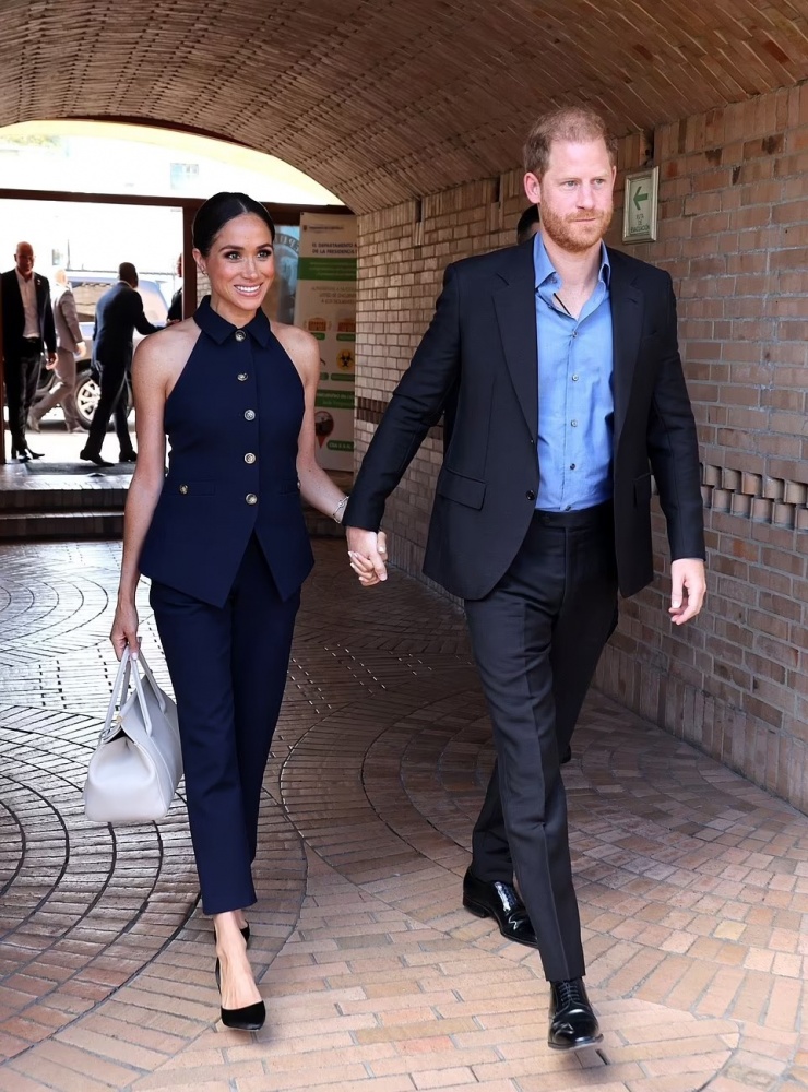 Meghan diện váy áo gần 120.000 USD trong 4 ngày thăm Colombia - 1