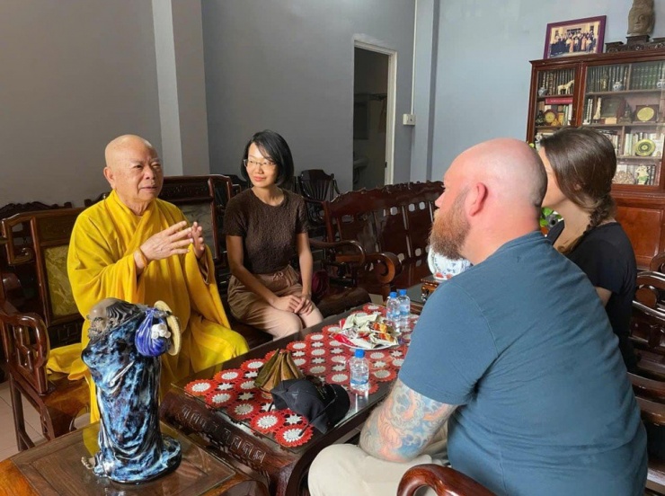 Ảnh-Video: Thủy thủ tàu Hải quân Hoàng gia Canada nấu bún chay ở Tổ đình Linh Sơn, thưởng thức cafe sữa tại chợ Bến Thành - 8