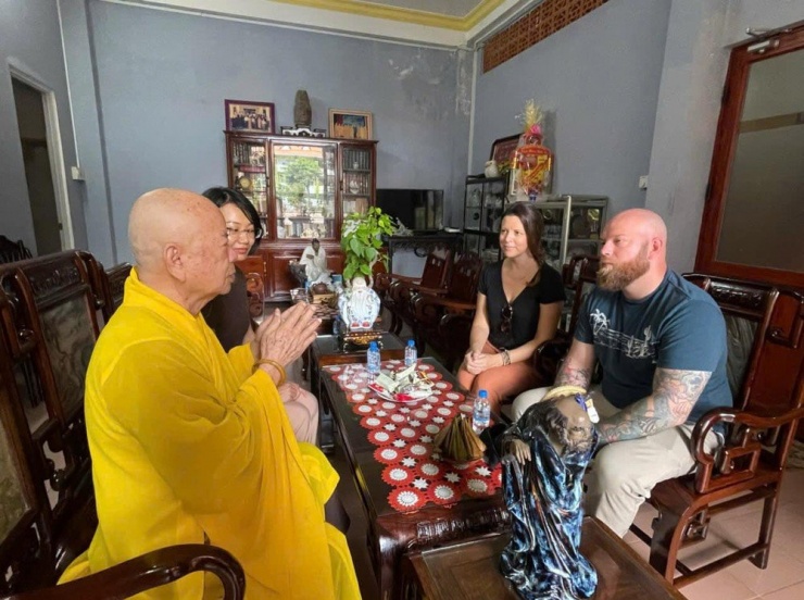 Ảnh-Video: Thủy thủ tàu Hải quân Hoàng gia Canada nấu bún chay ở Tổ đình Linh Sơn, thưởng thức cafe sữa tại chợ Bến Thành - 9