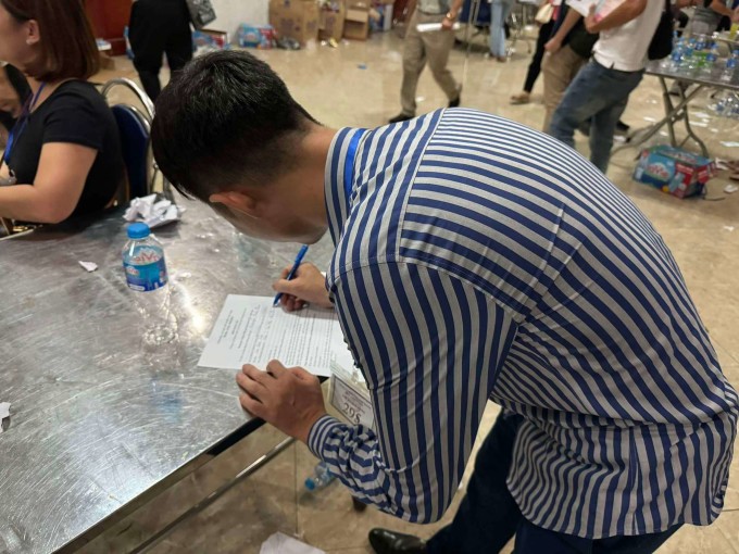 Nhà đầu tư dừng đấu giá sau vòng thứ 5, điền mẫu phiếu nhận lại tiền đặt cọc đã nộp trước phiên. Ảnh: Anh Tú
