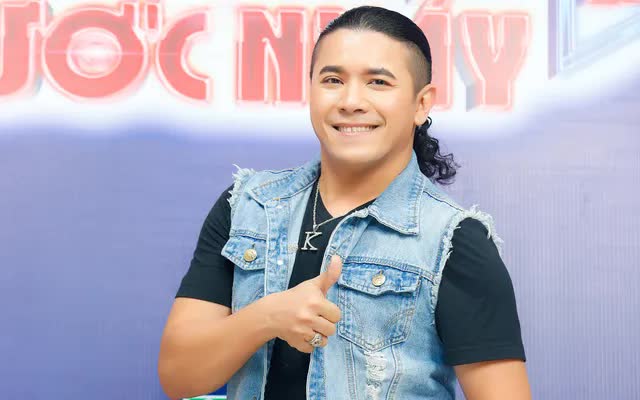 Kasim Hoàng Vũ bất ngờ tuyên bố rời khỏi showbiz khi sự nghiệp đang "lên". Đầu năm 2021, Kasim Hoàng Vũ mua một ngôi nhà nằm trong khu dân cư biệt lập thuộc thành phố Houston, tiểu bang Texas. Nam ca sĩ chia sẻ giá các ngôi nhà trong khu này đều khoảng 1 triệu USD (gần 23 tỷ đồng) trở lên. Hiện nam ca sĩ đang sống cùng người thân trong căn biệt thự hai tầng ven hồ, có phòng tập thể thao và khu làm nhạc riêng.