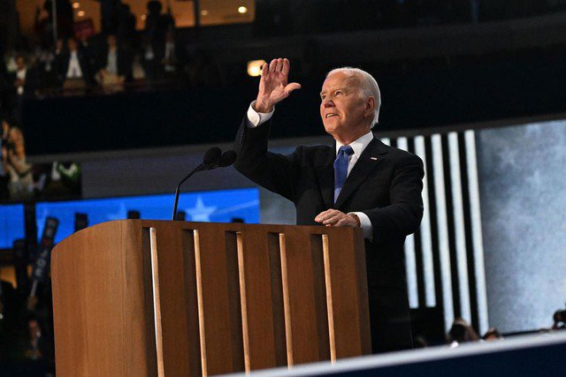 Tổng thống Mỹ Joe Biden xuất hiện trên sân khấu để phát biểu bế mạc ngày đầu tiên của DNC, đang diễn ra tại TP Chicago - Ảnh: CNN